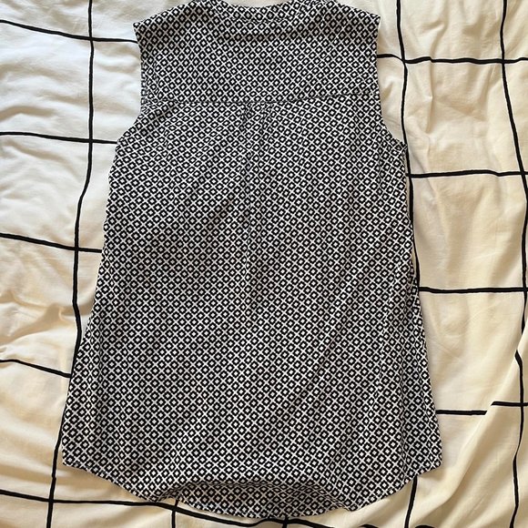 Sleeveless flowy blouse - black and white floral - Picture 2 of 3